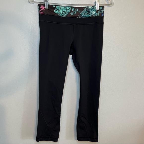 Lululemon Pants Black Cropped Leggings Floral Waist Band Yoga Running Logo Sz 4 - Picture 10 of 10